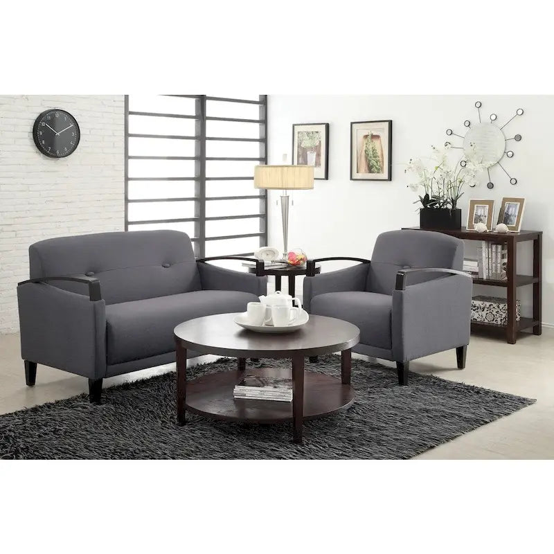 Divanetto Main St. con tessuto Interlace antimacchia ed EasyClean, braccioli e gambe in legno con finitura Espresso
