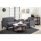 Divanetto Main St. con tessuto Interlace antimacchia ed EasyClean, braccioli e gambe in legno con finitura Espresso