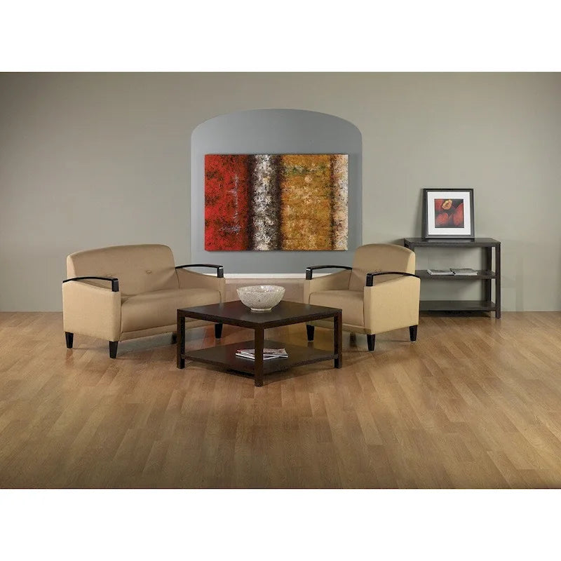 Divanetto Main St. con tessuto Interlace antimacchia ed EasyClean, braccioli e gambe in legno con finitura Espresso