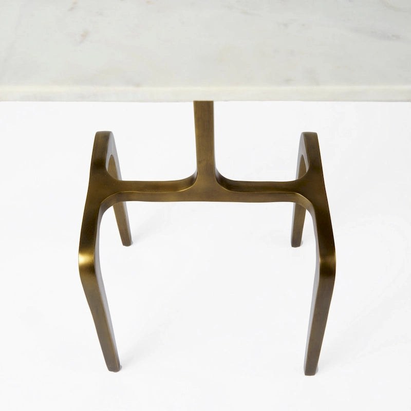 Tavolino rettangolare con piano in marmo bianco e base in metallo dorato