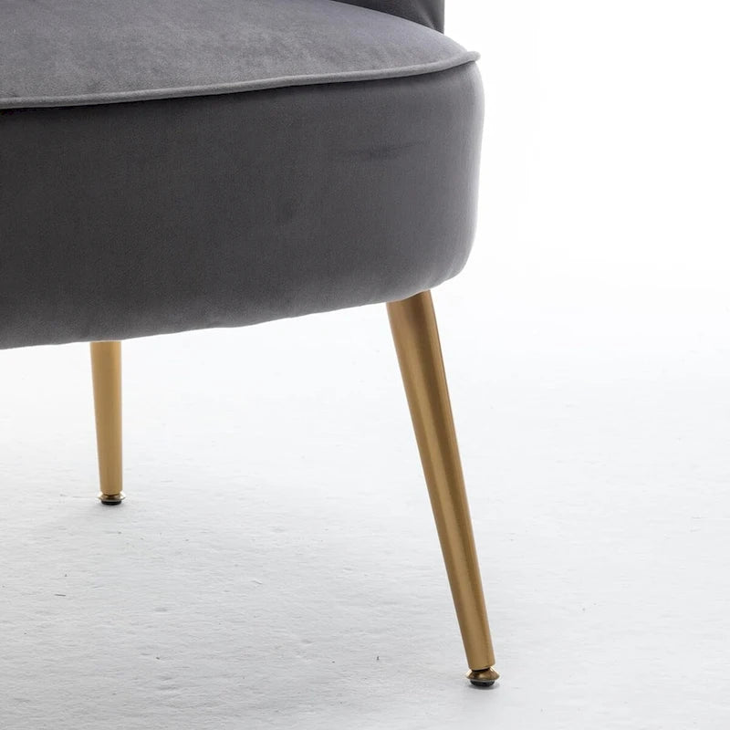 Elegante poltrona in velluto con gambe in metallo dorato