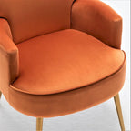 Elegante poltrona in velluto con gambe in metallo dorato