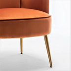 Elegante poltrona in velluto con gambe in metallo dorato